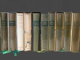 plusieurs livres sont alignés sur une étagère