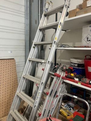 une échelle appuyée contre un mur dans un garage