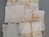 cinq sacs en tissu blanc attachés ensemble avec de la ficelle