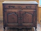 une armoire en bois avec deux tiroirs et une porte