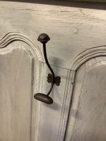 Vestiaire mural en bois peint en gris avec 6 patères métalli… (photo 2)
