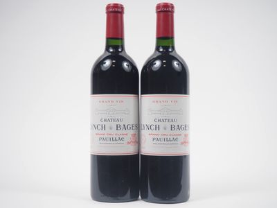 deux bouteilles de vin rouge posées l'une à côté de l'autre sur une surface blanche