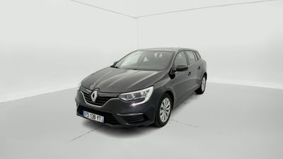 Une voiture grise est garée dans une pièce blanche au sol blanc.
