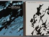 deux livres posés l'un à côté de l'autre sur une table