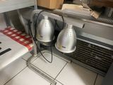 deux lampes posées sur une étagère dans une cuisine
