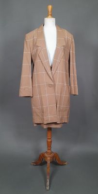 LOUIS FERAUD, PARIS. Lot comprenant : - Ensemble en laine mé…