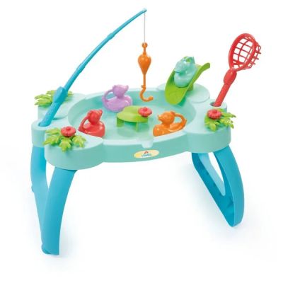 une petite table sur laquelle est posé un kit de pêche pour enfants