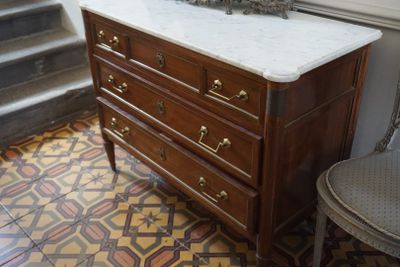 une commode en marbre dans le coin d'une pièce