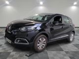 la voiture noire est garée sur un sol en damier dans le garage