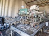 une machine qui se trouve à l'intérieur d'un bâtiment