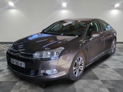 une photo d'une voiture garée dans un showroom