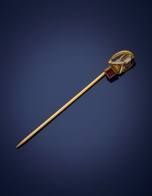 une broche en or et diamants, par personne