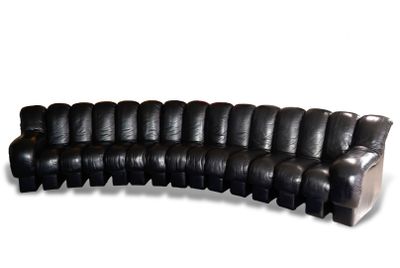 canapé inclinable en cuir noir sur fond blanc, avec un fond blanc