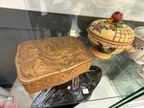 une vitrine en verre sur laquelle est posée une boîte décorative