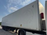 un camion blanc garé sur le bord de la route