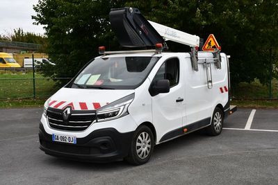 une camionnette blanche garée dans un parking