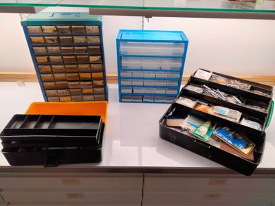 2 casiers à boîtes + 2 caisses avec contenu