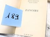 un livre à la couverture bleue posé sur une table
