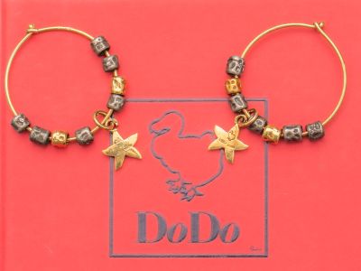 boucles d'oreilles créoles plaquées or, ornées de perles noires et blanches et d'une breloque en forme d'oiseau