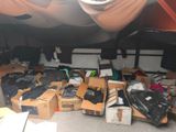 beaucoup de cartons qui traînent dans un garage