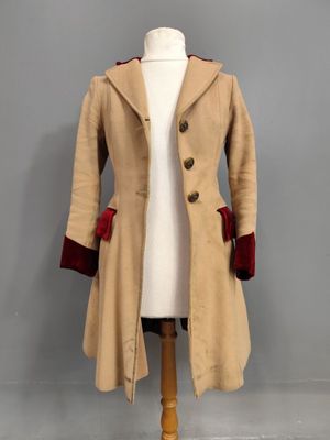 une photo d'un manteau de femme sur un mannequin