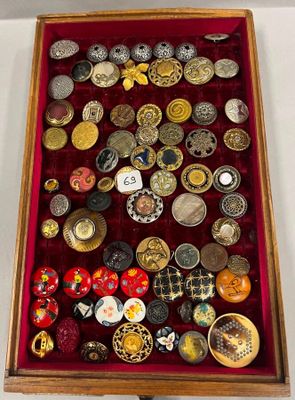 une boîte en bois remplie de boutons de toutes sortes