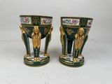 une paire de vases verts et dorés posés sur une table blanche