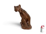 une petite statue représentant un chat assis sur une table
