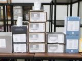 de nombreuses caisses posées sur une table dans un entrepôt