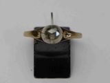 Gros plan sur une bague en or ornée d'un diamant