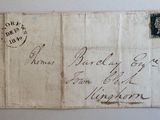 un vieux morceau de papier avec une écriture dessus, posé sur une table