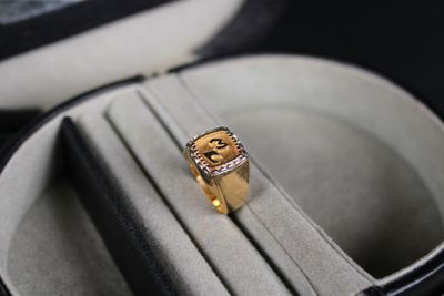 une bague posée dans un écrin sur une table