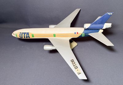 une maquette d'avion posée sur une table