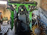une machine qui se trouve à l'intérieur d'un bâtiment