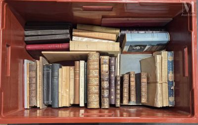 une boîte rouge remplie de livres posée sur une table
