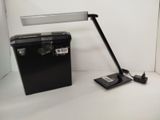 une lampe de bureau posée sur une boîte