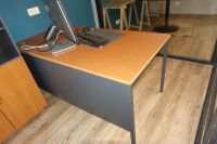 SUR DESIGNATION : Un bureau, une étagère et une lampe murale (photo 3)