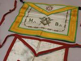 deux tabliers portant des lettres, posés sur une table