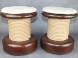 deux tabourets en bois entourés de corde, sur fond gris