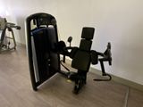 un appareil de musculation posé par terre dans une pièce
