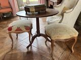 deux chaises et une table dans un salon