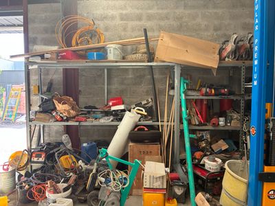 un garage rempli d'une multitude d'objets en tout genre