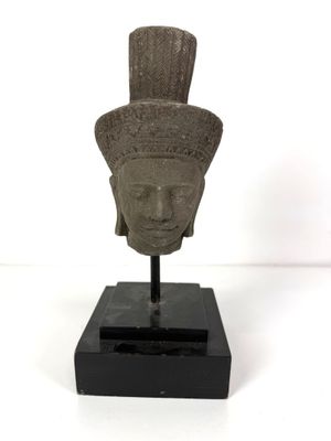 une image représentant une statue d'une tête coiffée d'un chapeau