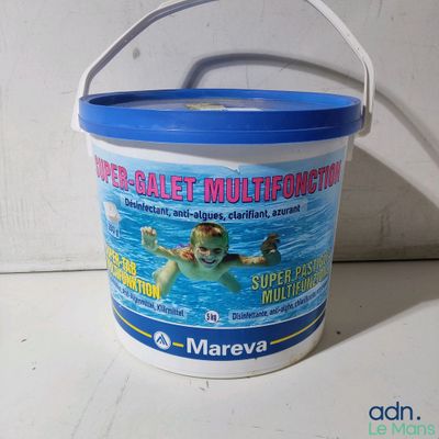 un seau d'eau dans lequel nage un enfant