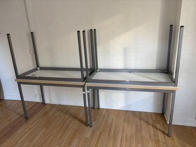 deux bureaux dans un coin de la pièce