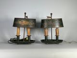 une paire de lampes noires et dorées ornées d'oiseaux, posées sur une table