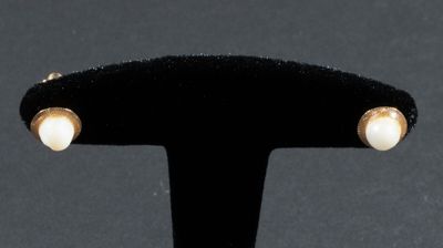 Paire de clous d'oreilles en or 750/°°° chacun orné d'une pe…