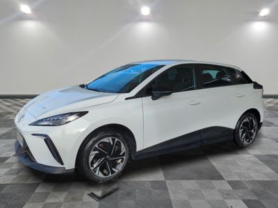 Une Toyota C-HR blanche est garée dans une pièce dont le sol est à carreaux.