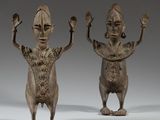 paire de figurines en bronze représentant un homme et une femme se tenant la main, les bras levés