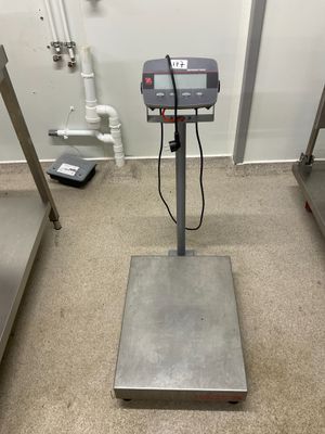 une photo d'une balance dans une cuisine professionnelle
